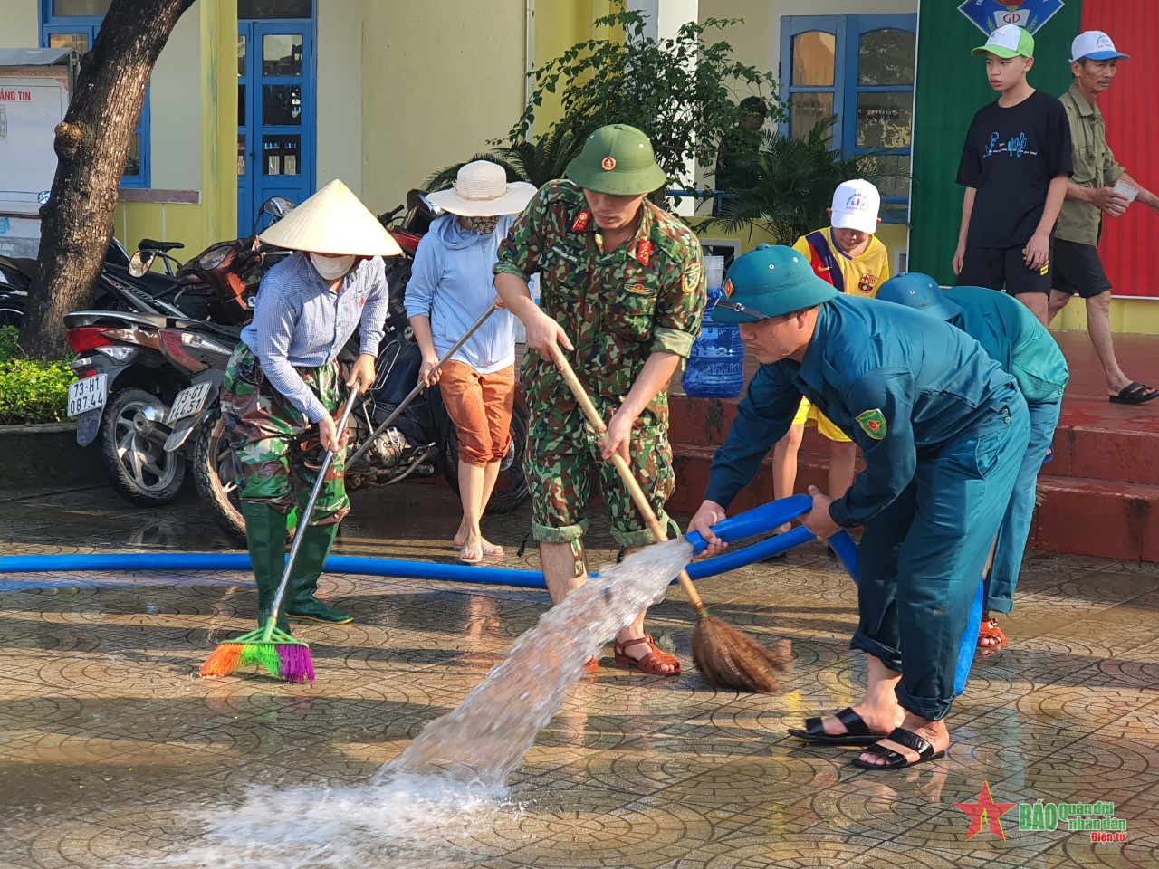 Bộ đội giúp dân ổn định cuộc sống sau lũ